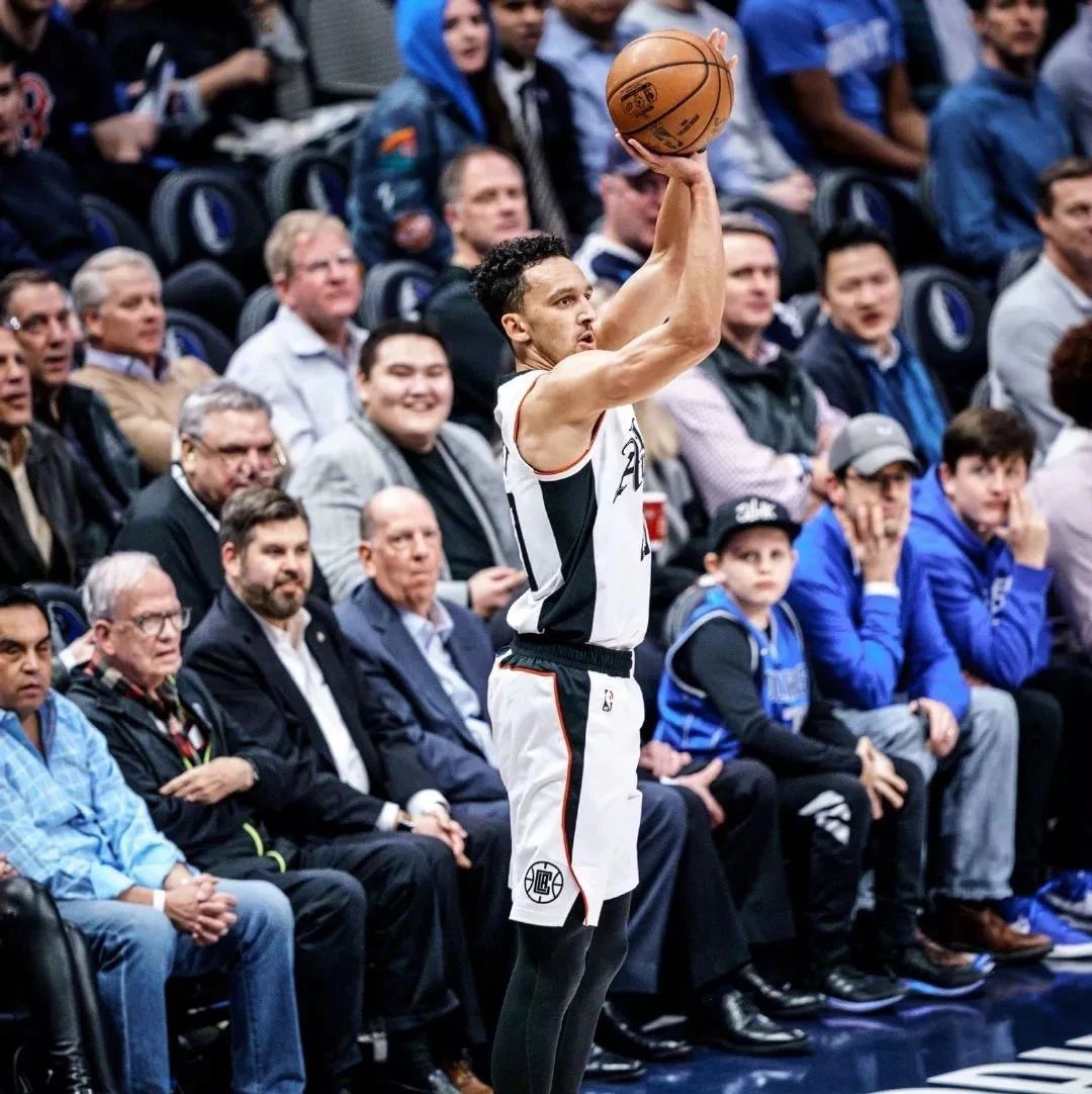 九游官方平台-莱万多夫斯基新星败北表现突出,独行侠前途光明!比赛高潮迭起的简单介绍-九游官方平台